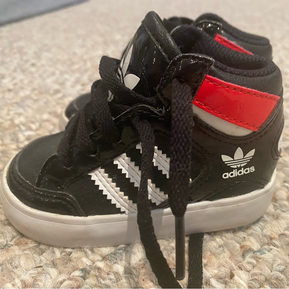 Toddlers adidas shoes size 4. Excellent condition